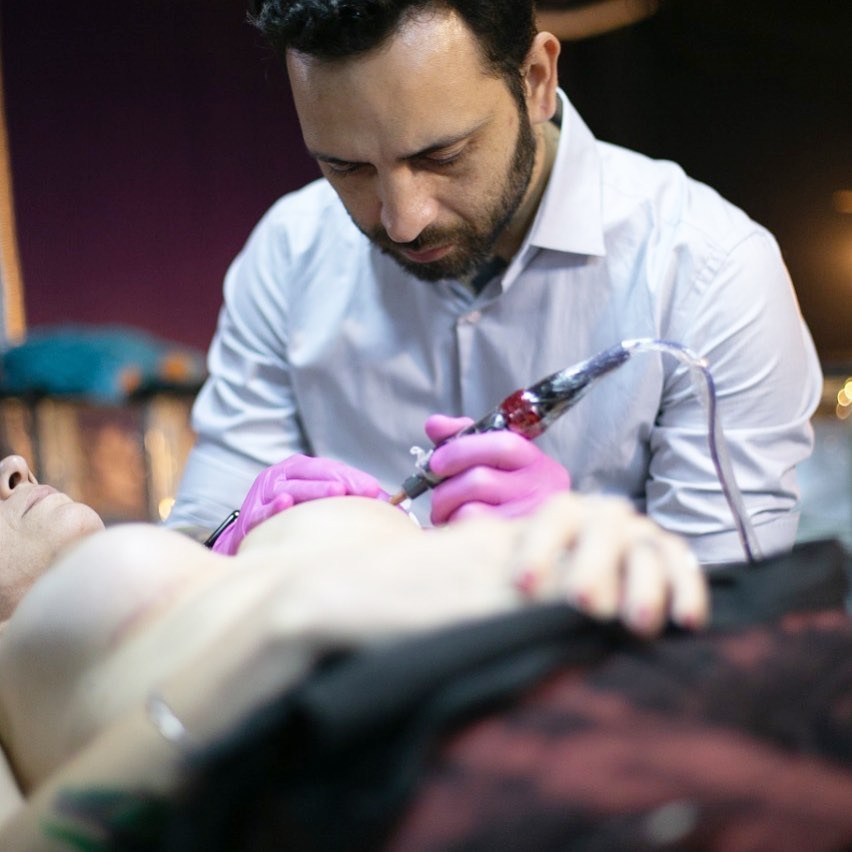 Há cinco anos, Yurgan Barret realiza o processo de reconstrução de aréolas através de tatuagens (Foto: Reprodução / Instagram / Yurgan Barret)