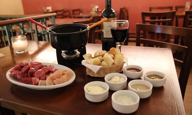 Fazendola. A sequência é para quem não consegue se decidir entre os fondues de carne, queijo ou chocolate (Foto: Divulgação)