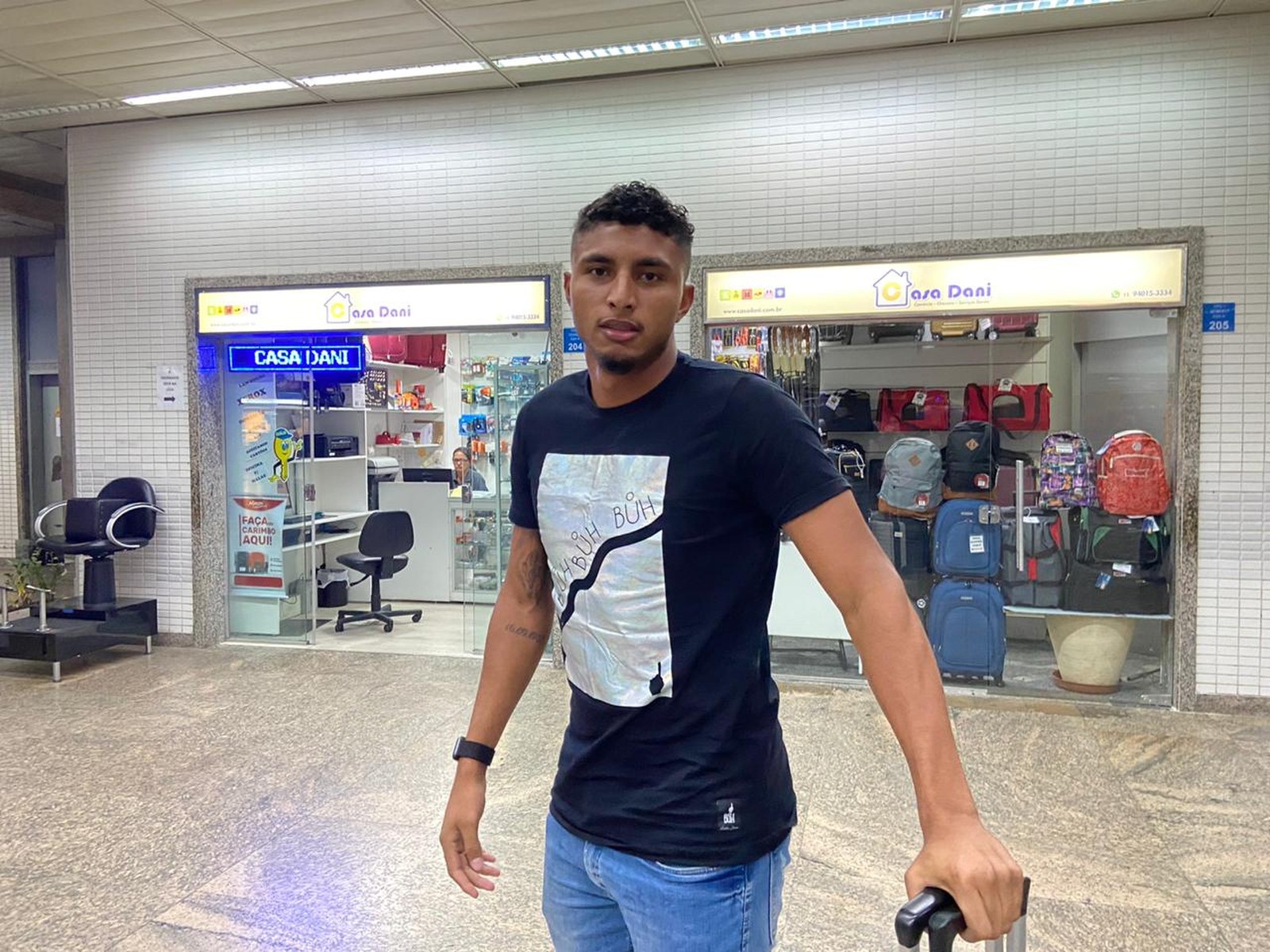 Éderson desembarca em SP para assinar com Corinthians e elogia Tiago Nunes: 