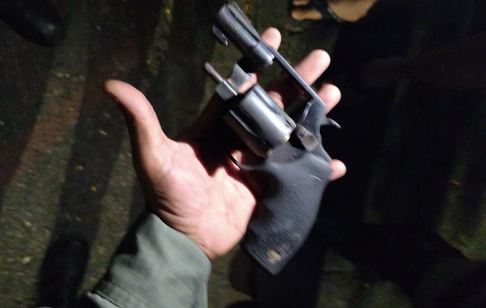 Revólver apreendido pela polícia e, possivelmente, utilizado no crime registrado na terça-feira (16) em Boa Viagem, na Zona Sul do Recife — Foto: Polícia Militar/Divulgação