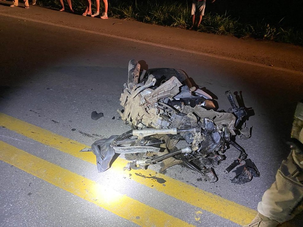 Homem morre após bater moto em caminhonete na BR-232, em Sanharó.  — Foto: PRF 