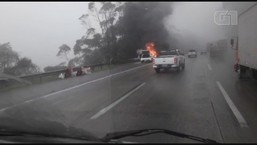 Incêndio destrói carro na rodovia Imigrantes, em São Vicente