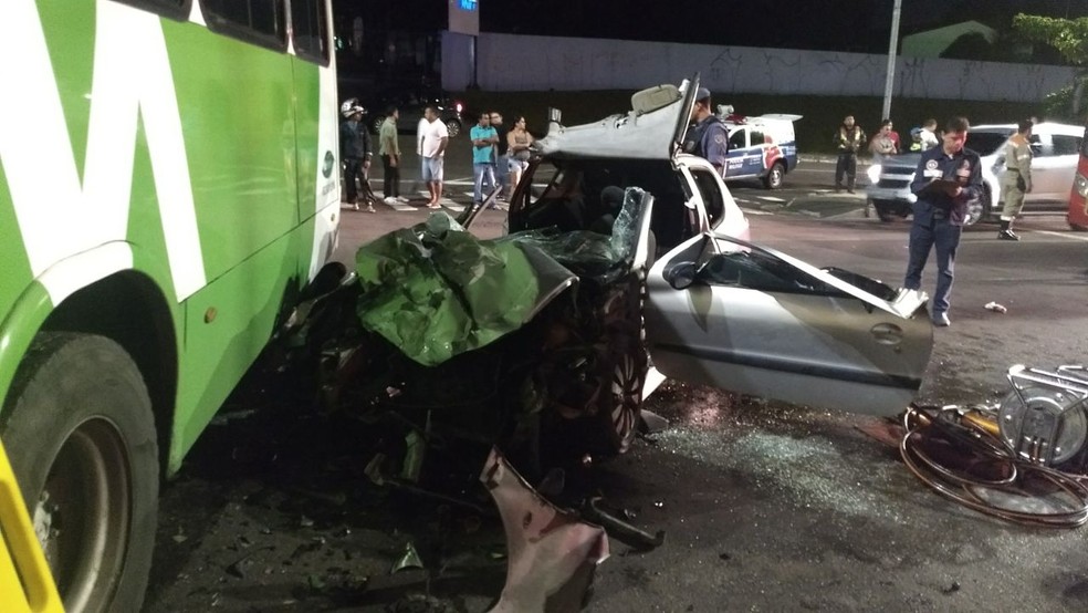 Carro ficou destruído após colisão com lateral de ônibus (Foto: Divulgação/Corpo de Bombeiros)
