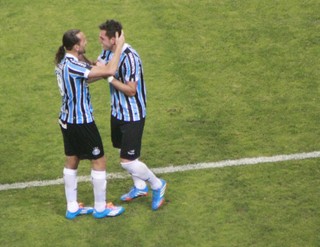 Socorro a Barcos: Rhodolfo pede que defesa ajude a marcar gols no Grêmio