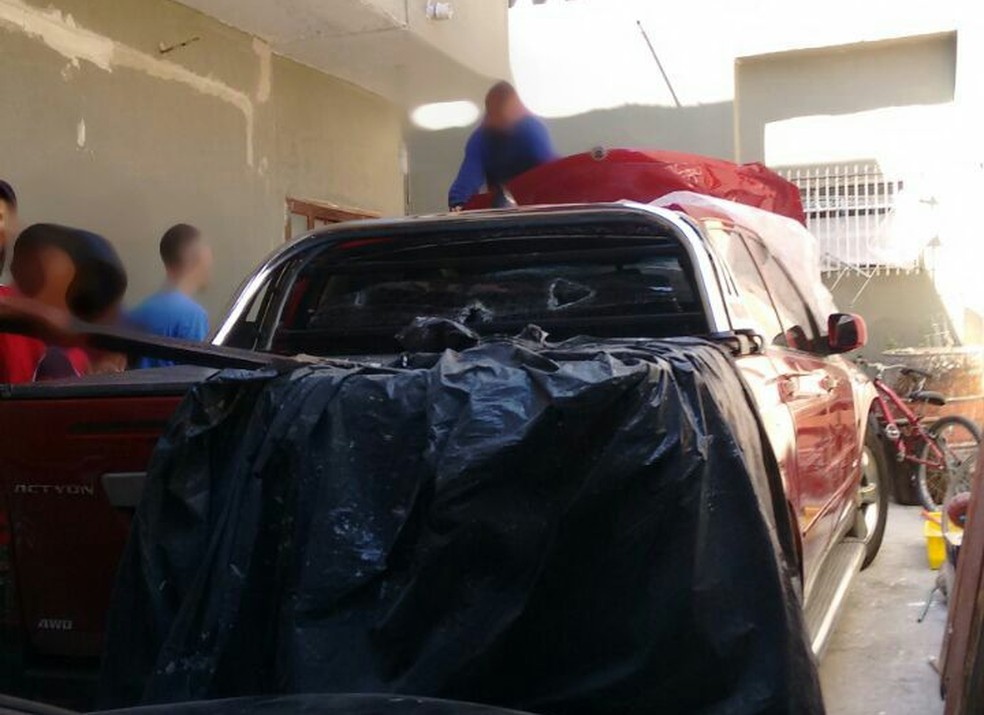 Caminhonete ficou destruída após invasão à casa do suspeito de atropelar jovens em São José (Foto: Divulgação/DIG)