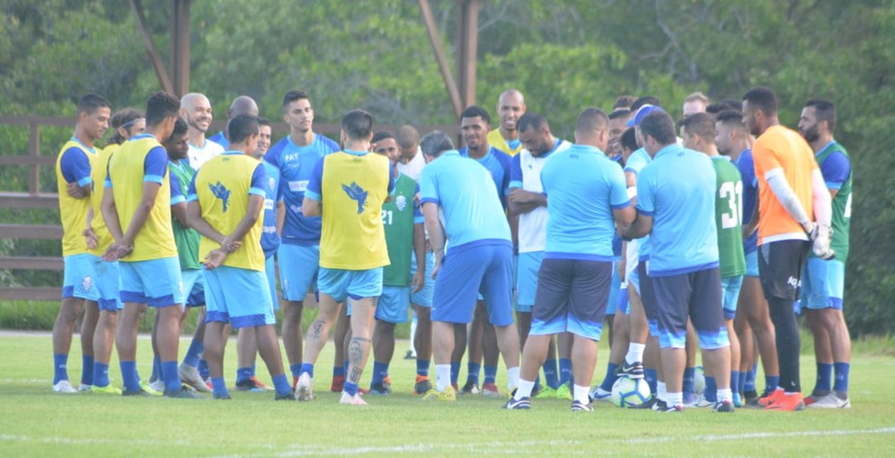 Argel para o treino e conversa com os jogadores — Foto: Augusto Oliveira/CSA