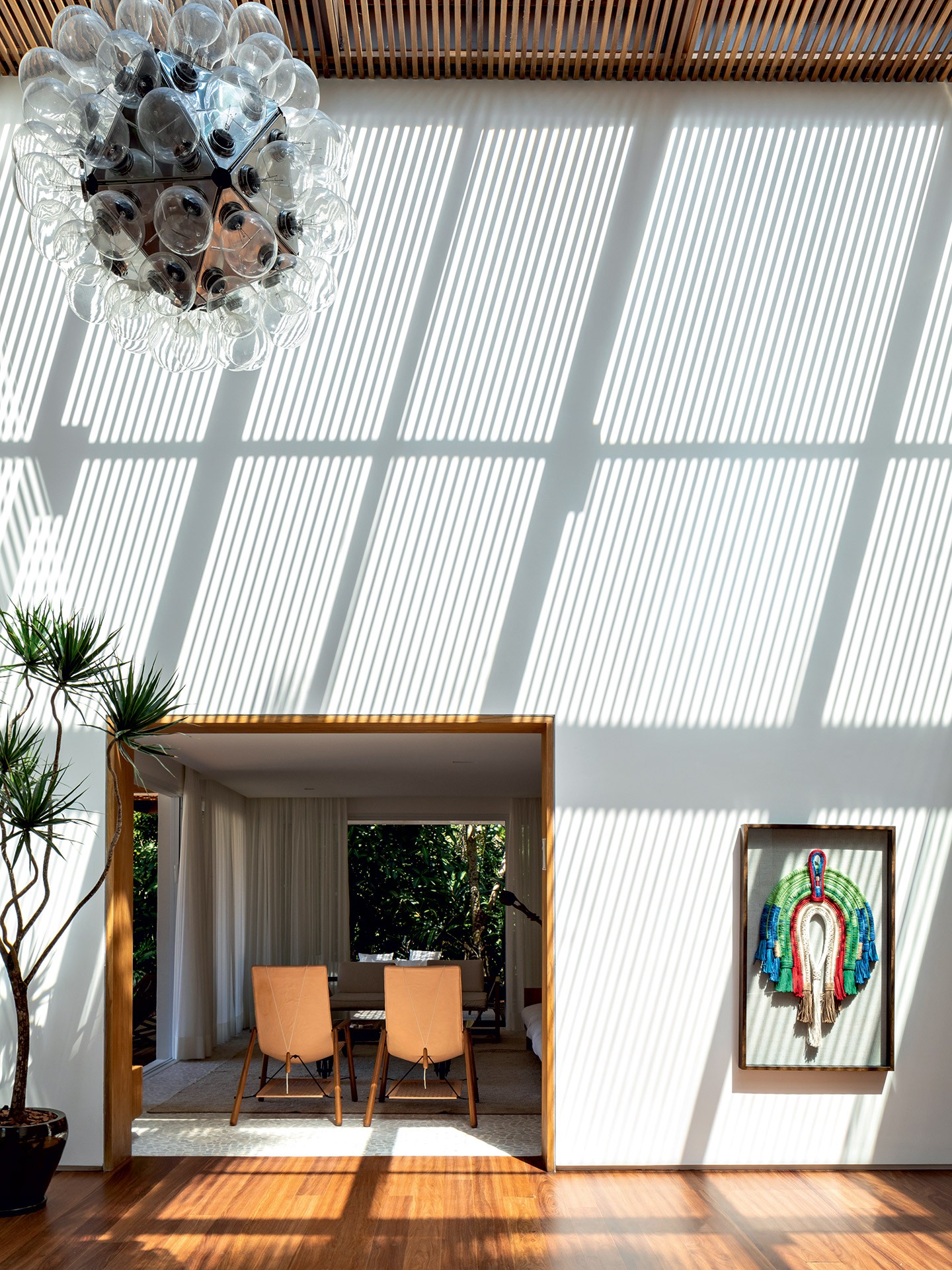 Casa de praia de 700 m² tem decoração neutra e clima de oásis (Foto: Fran Parente/divulgação)