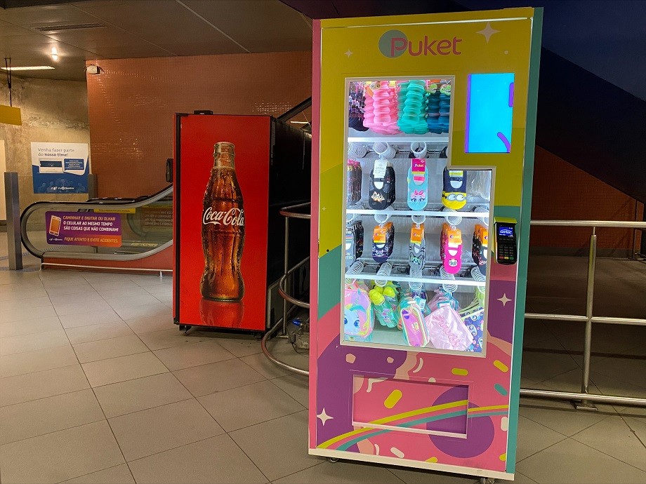 Vending machine da Puket vende meias no metrô de SP (Foto: Divulgação)