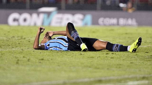 Michel fica no chão, após gol contra em São Paulo x Grêmio