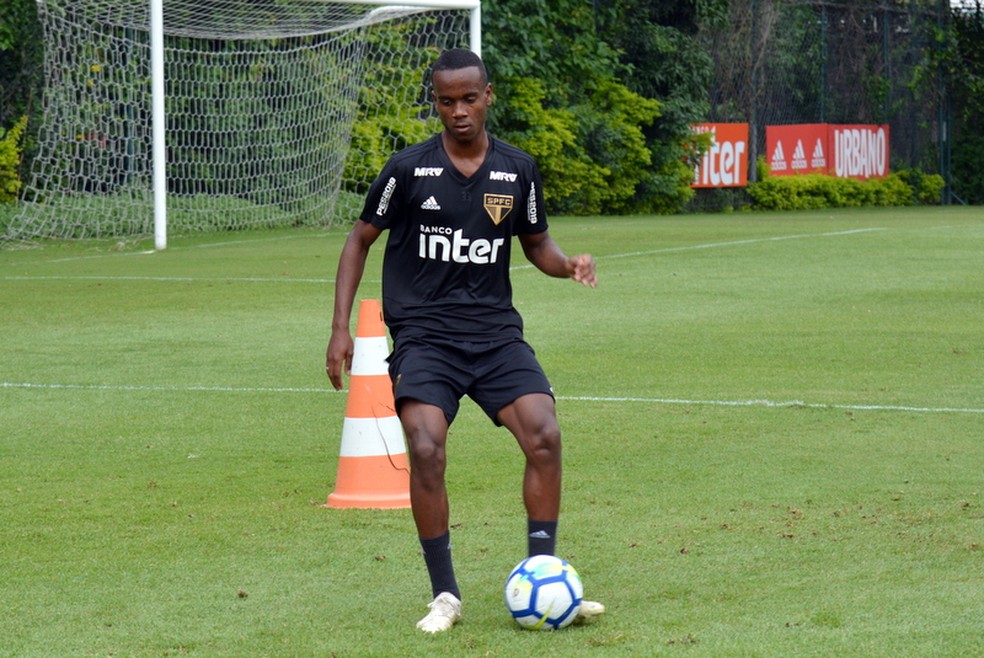 Helinho durante treino do São Paulo — Foto: Érico Leonan / saopaulofc.net