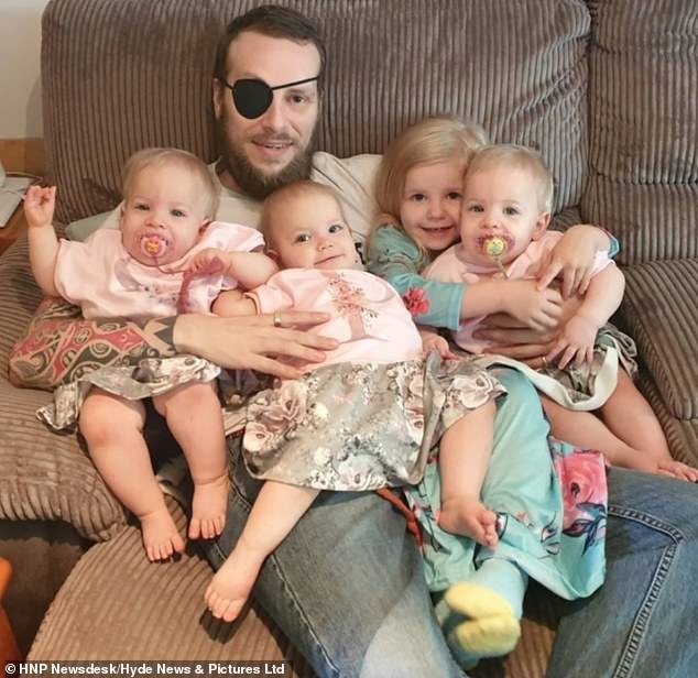Steve deixou suas trigêmeas e a primogênita de 4 anos (Foto: Reprodução/Daily Mail)
