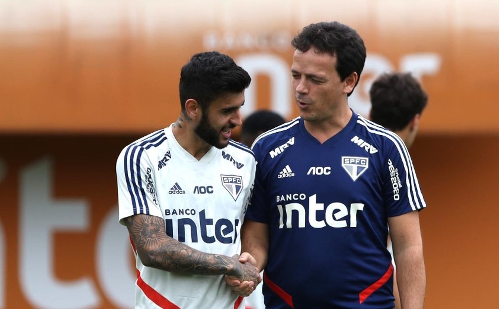 Fernando Diniz conversa com Liziero no São Paulo: volante pode ganhar vaga diante do Flamengo — Foto: divulgação São Paulo