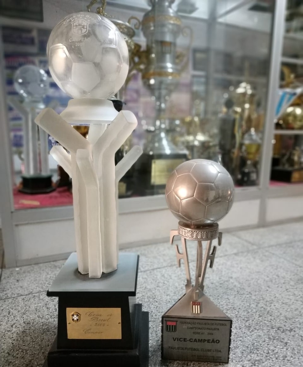 TaÃ§as do tÃ­tulo da Copa do Brasil (2005) e vice do PaulistÃ£o (2004) do Paulista de JundiaÃ­  (Foto: Emilio Botta)