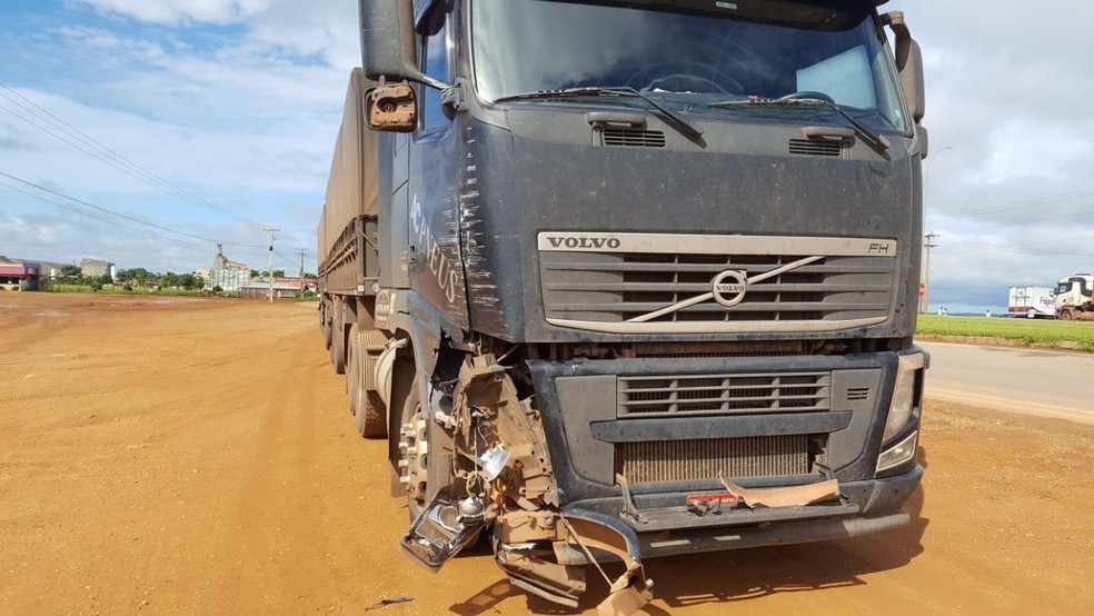 Motoristas saÃ­ram ilesos apÃ³s colisÃ£o entre carretas, segundo a Rota do Oeste (Foto: Lucas Torres/Portal Sorriso)