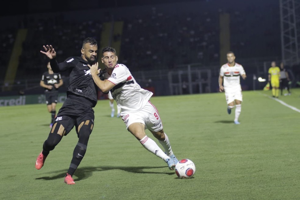 Fabrício Bruno e Calleri em Bragantino x São Paulo — Foto: Denny Cesare / Ag. Paulistão