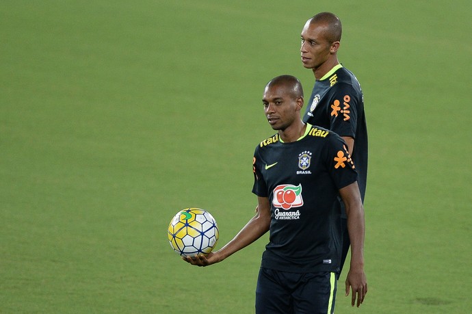 Fernandinho e Miranda no treino da seleção brasileira em Natal (Foto: Pedro Martins/MoWa Press)
