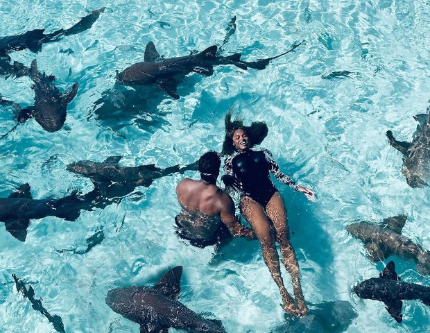 Ciara e Russell Wilson nadam com tubarões (Foto: Reprodução/Instagram)