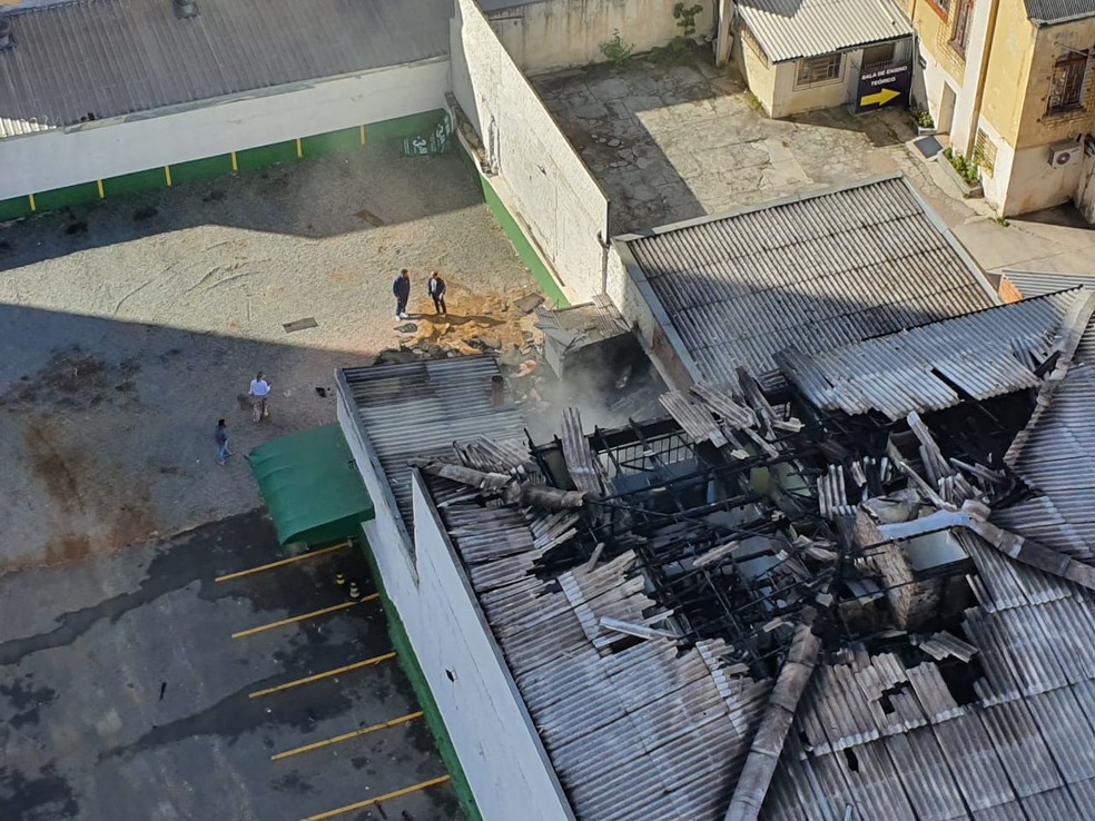 Dois prédios no Centro de Curitiba foram interditados depois de incêndio — Foto: Mauricio Freire/RPC