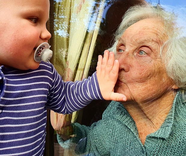 Menino de 1 ano beija pelo vidro a bisavó de 88 anos (Foto: Reprodução/National Portrait Gallery/Steph James)