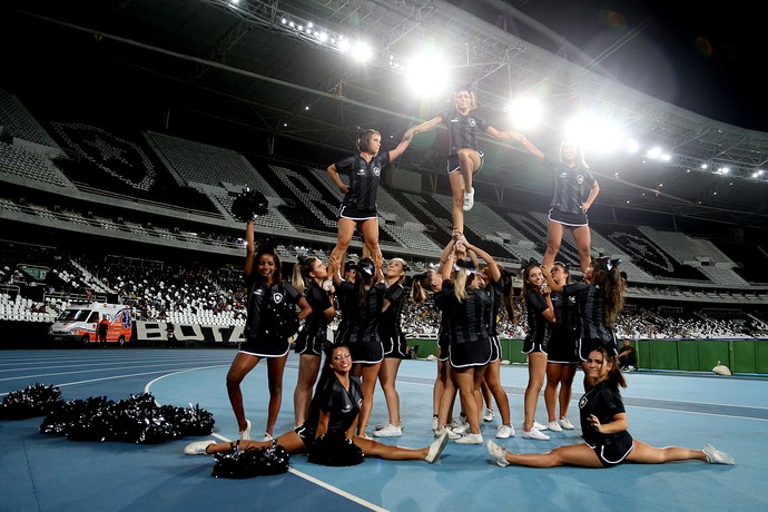 É pra animar e esquentar: Cheerleaders estreiam no Botafogo