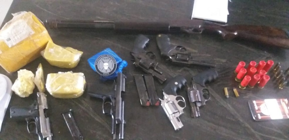 Drogas, armas e munições foram apreendidas na operação  — Foto: PMRN/Divulgação