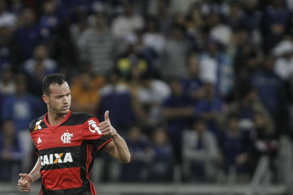 R&eacute;ver comemora contra o Cruzeiro, em 2016: primeiro gol pelo Flamengo (Foto: THOMAS SANTOS/AGIF/ESTAD&Atilde;O CONTE&Uacute;DO)