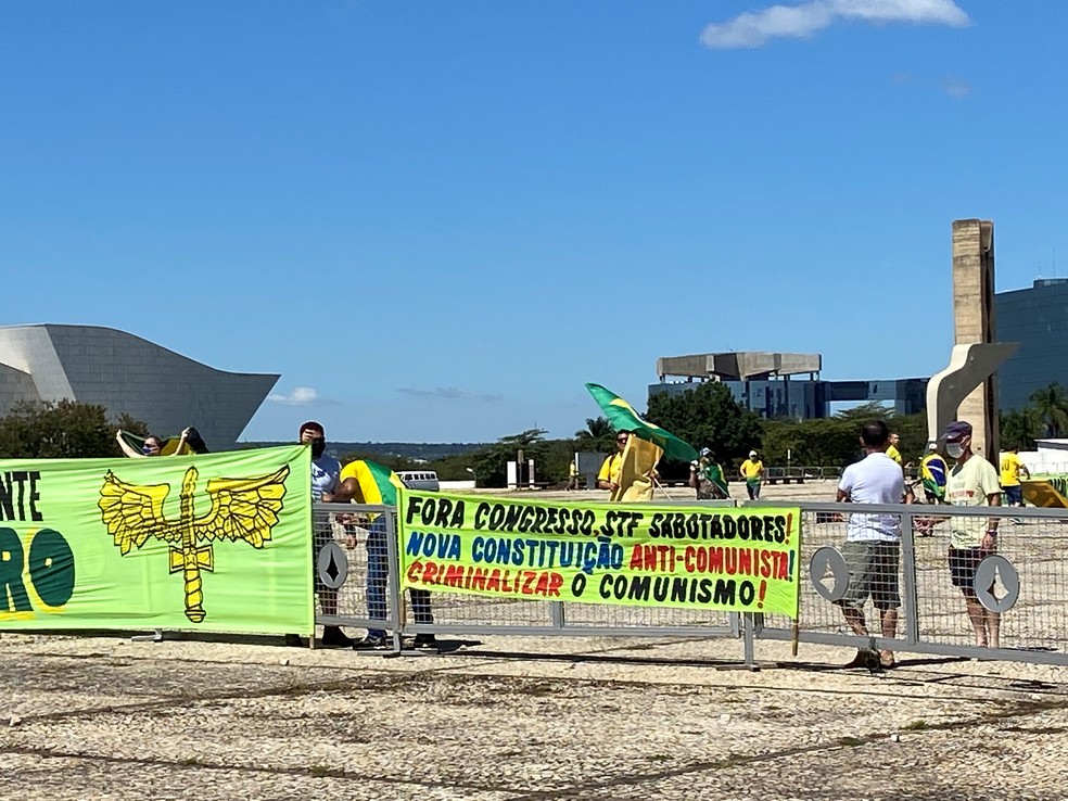 Manifestantes na Praça dos Três Poderes, em frente ao Palácio do Planalto exibem faixa com dizeres contra o STF — Foto: TV Globo/Reprodução