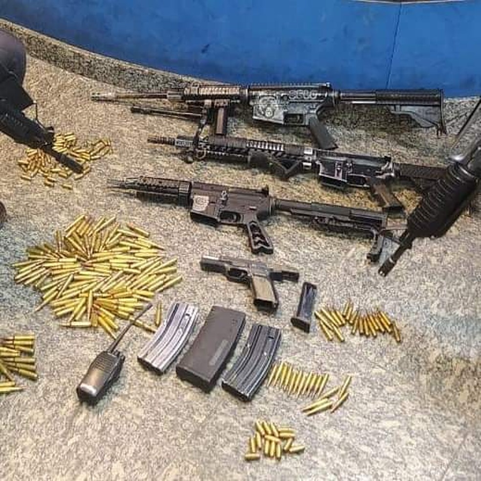 PM informou que três fuzis, duas granadas, uma pistola, carregadores e 115 munições foram encontrados perto dos suspeitos baleados — Foto: Divulgação/Polícia Militar