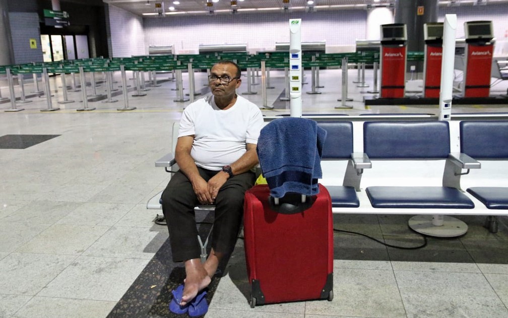 No Aeroporto do Recife, Seu Zeca dorme em bancos â€” Foto: Marlon Costa/Pernambuco Press