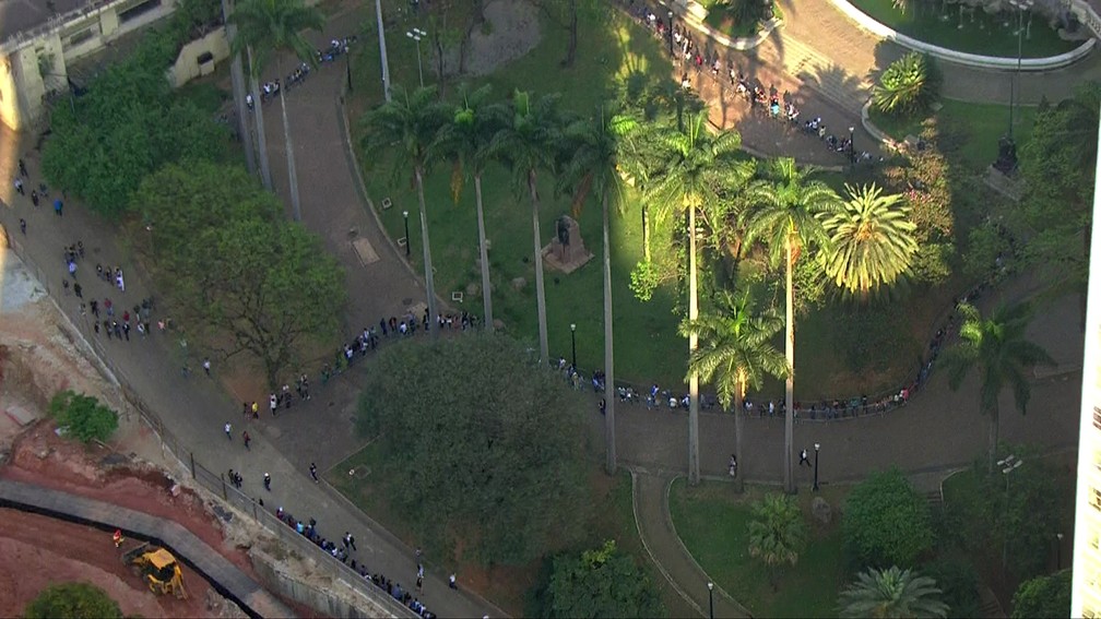 Parte da fila de candidatos no centro de SÃ£o Paulo â Foto: ReproduÃ§Ã£o/TV Globo