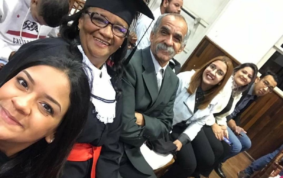 Marina e seus familiares na conquista do diploma — Foto: Arquivo pessoal
