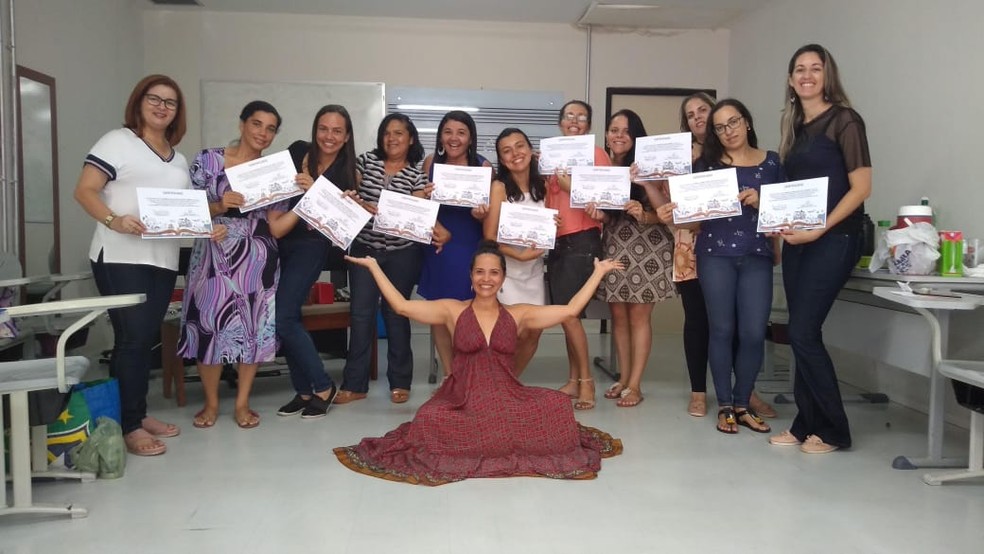 Professora Manu Coutinho entrega certificados para alunas do curso de incentivo à leitura (foto antes da pandemia) — Foto: Manu Coutinho/Arquivo Pessoal