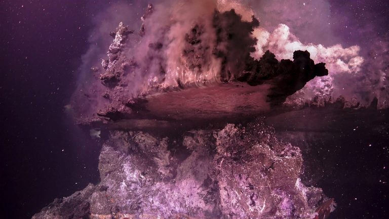  O fluido hidrotérmico superaquecido flui para cima de um vulcão subaquático 2.000m abaixo do Golfo da Califórnia, no México (Foto: Divulgação)