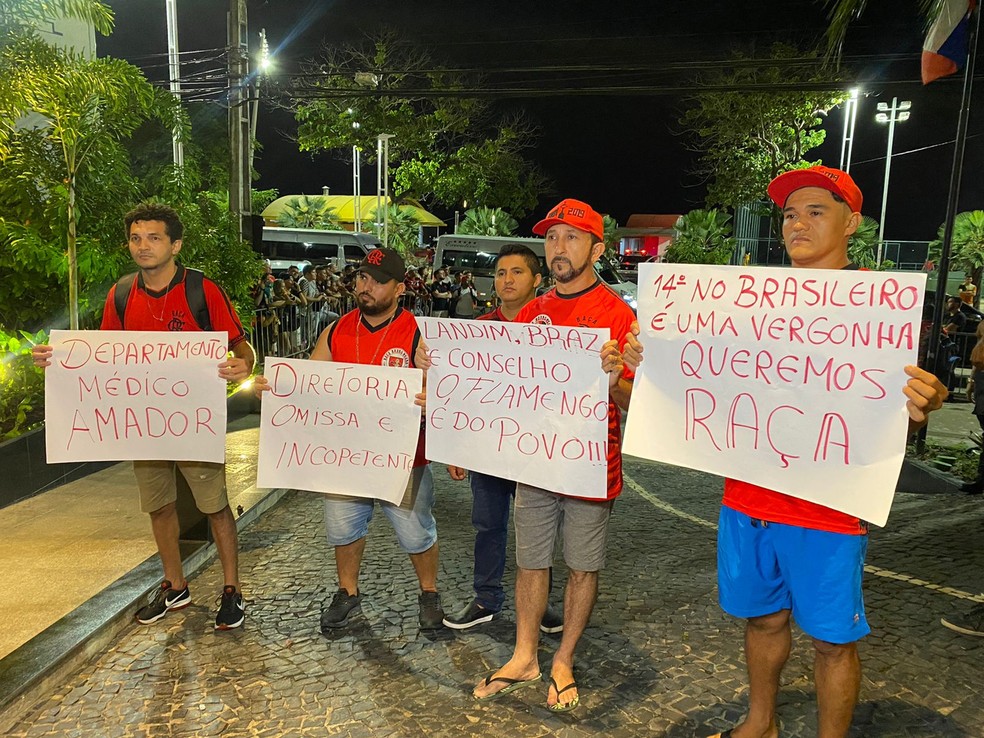 Grupo de torcedores de uma organizada do Flamengo protestam contra a diretoria e o DM — Foto: Beatriz Carvalho