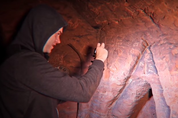 Youtuber entra em caverna que teria sido usada por Cavaleiros Templários (Foto: Reprodução/Youtube Brendan Explores)