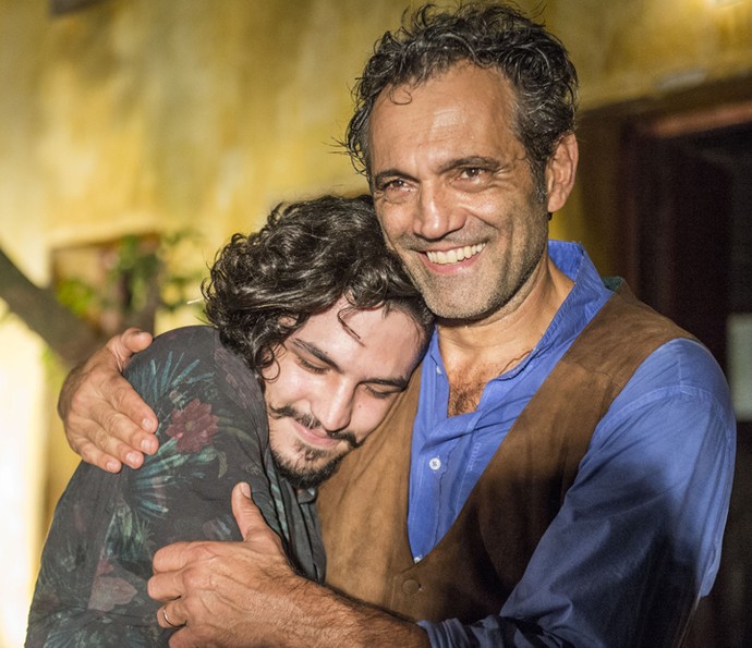 Gabriel Leone dá um abraço em Domingos nos bastidores das gravações (Foto: Renato Rocha Miranda/Globo)