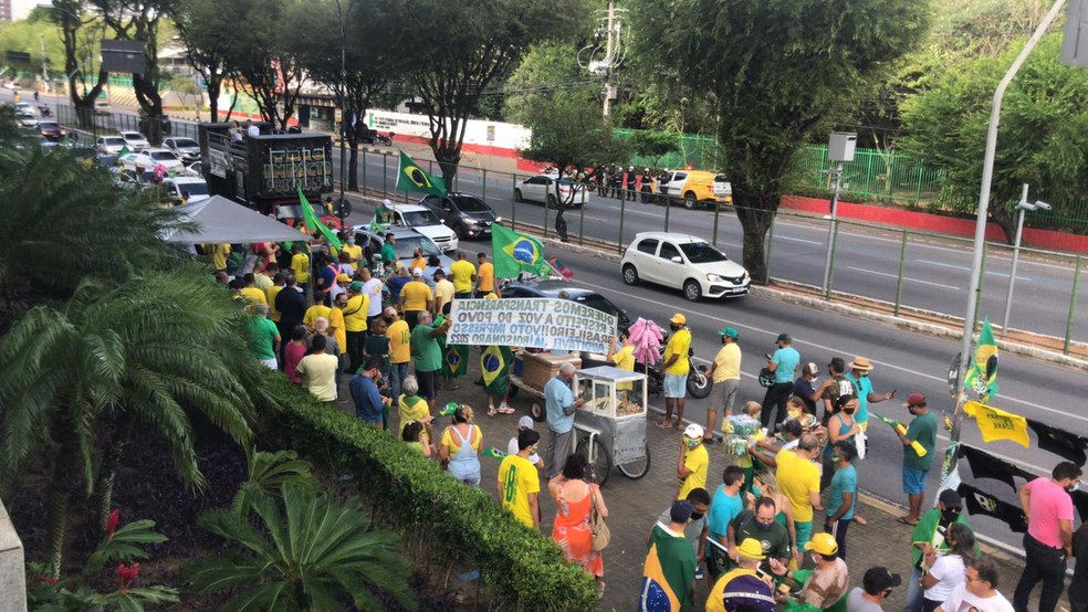 Manifestantes fazem ato a favor de Bolsonaro e do voto impresso em Natal — Foto: Geraldo Jerônimo/Inter TV Cabugi