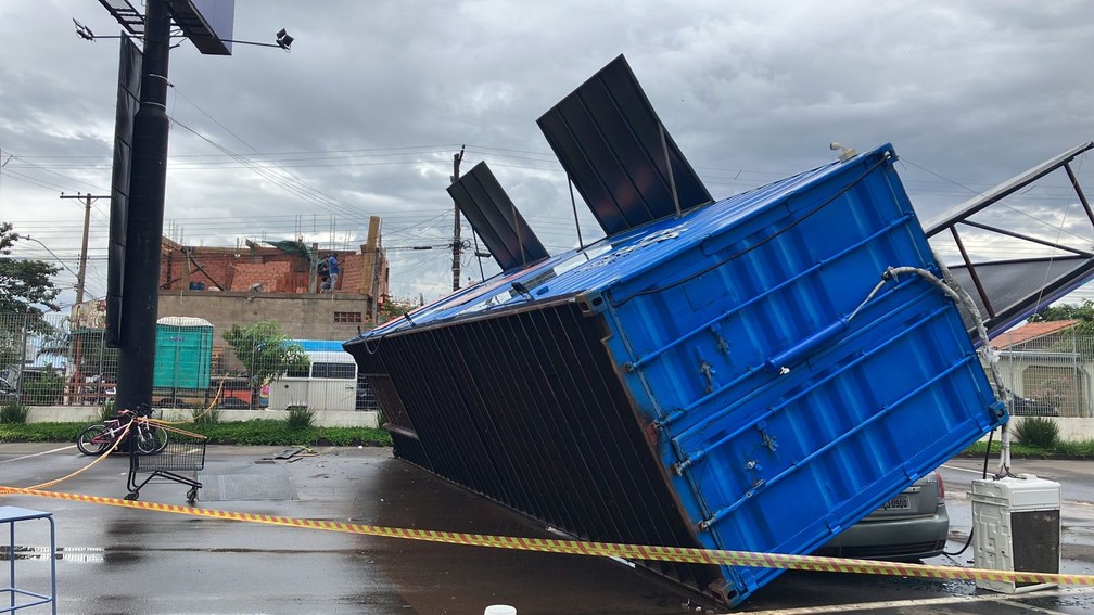 Container tomba sobre carro durante temporal em Monte Mor — Foto: Júnia Vasconcelos/EPTV