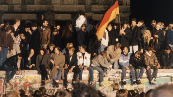 BBC: A queda do Muro de Berlim foi um momento emblemático da onda de revoluções que mudou a Europa — e o mundo (Foto: GETTY IMAGES VIA BBC )