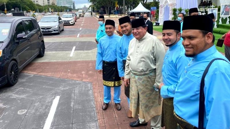 BBC: Tengku Adnan compartilhou fotos do casamento no Facebook (Foto: FACEBOOK.COM/OFFICIALKUNAN VIA BBC)