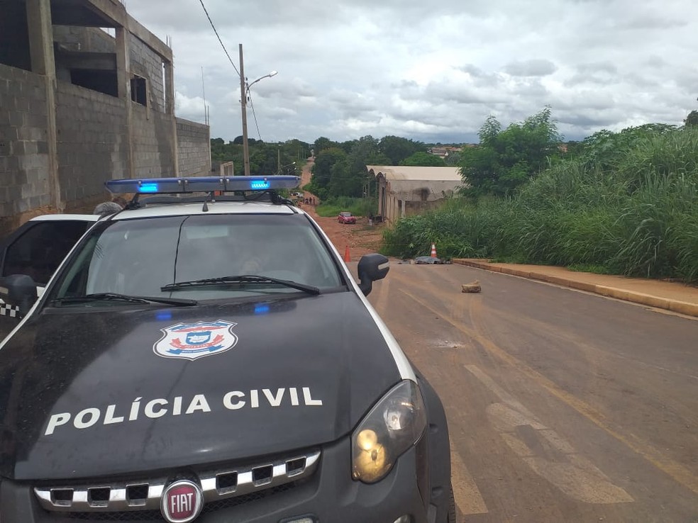 Ajudante morreu atropelado enquanto orientava motorista em manobra em Várzea Grande — Foto: Ianara Garcia/TV Centro América