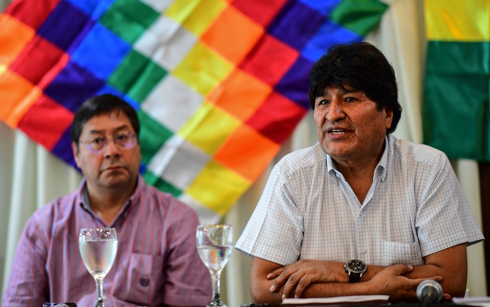 O ex-ministro Luis Arce e seu padrinho político, Evo Morales — Foto: Ronaldo Schemidt/AFP