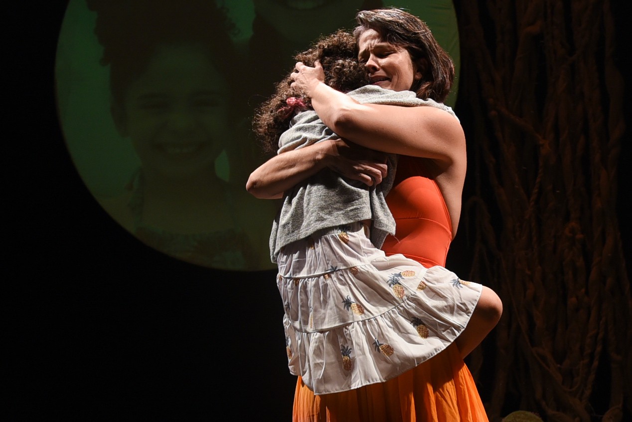 Samara Felippo se emociona ao ver filha caçula, Lara, subir ao palco (Foto: Andy Santana / AgNews)