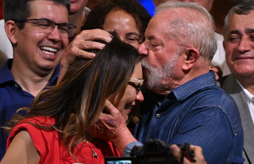 O presidente eleito Lula e a futura primeira-dama Janja Silva no discurso da vitória