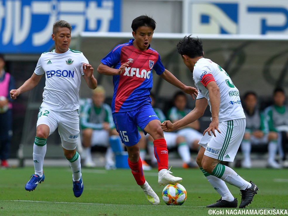 Takefusa Kubo teve uma assistência e um pênalti sofrido na vitória do Tokyo por 2x0 sobre o Matsumoto — Foto: Koki Nagahama / Gekisaka
