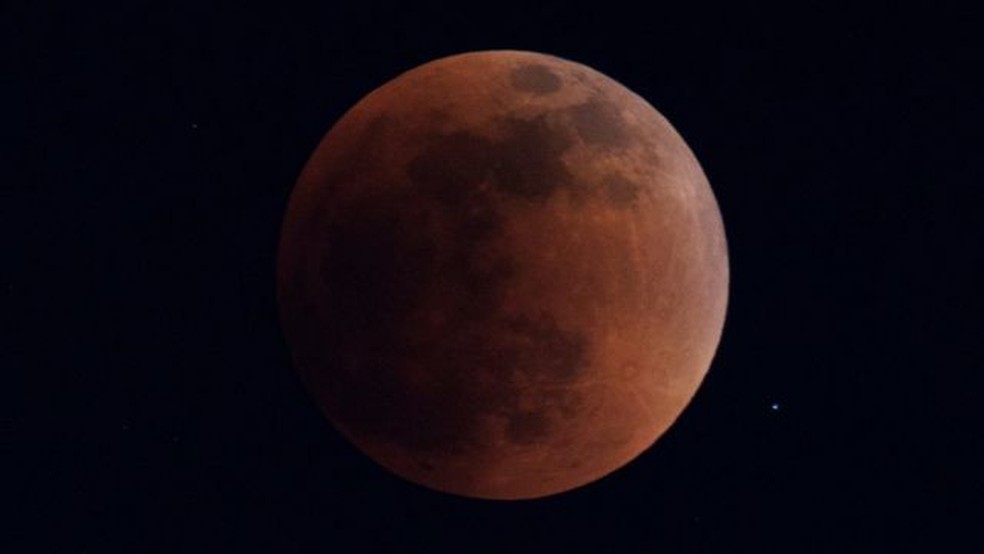 Na última madrugada, a Lua ficou vermelha — Foto: REUTERS/BBC