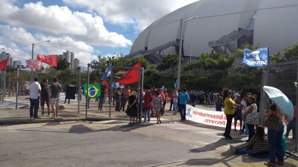 Servidores pÃºblicos fizeram protesto na entrada do Centro Administrativo do Rio Grande do Norte (Foto: Ediana Miralha/Inter TV Cabugi)