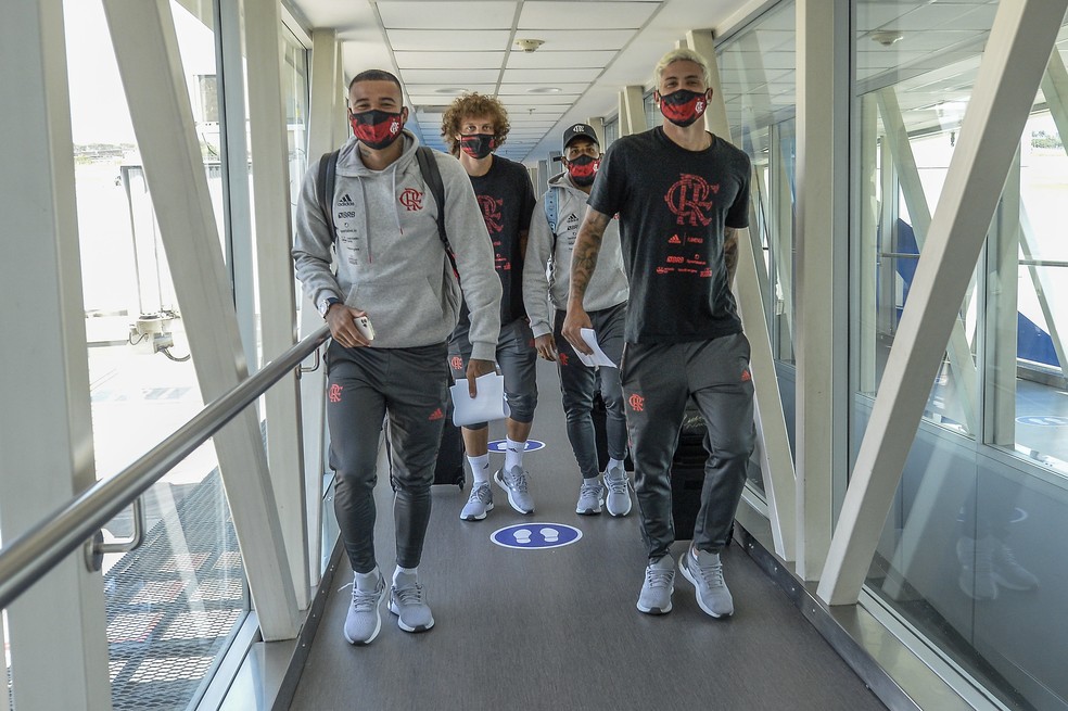 Jogadores do Flamengo na viagem para o Equador &mdash; Foto: Marcelo Cortes/Flamengo