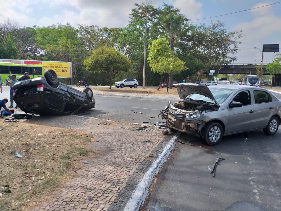 Carro capota após colisão na Avenida Raul Lopes e três pessoas ficam feridas  — Foto: Francisco Lima/TV Clube