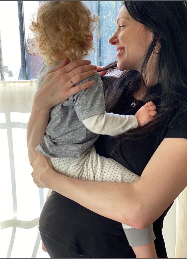 Laura Prepon com a filha Ella (Foto: Reprodução/Instagram)